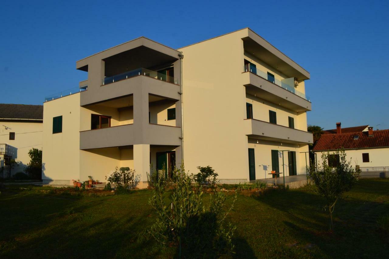 Apartmani Mila Sukošan Esterno foto